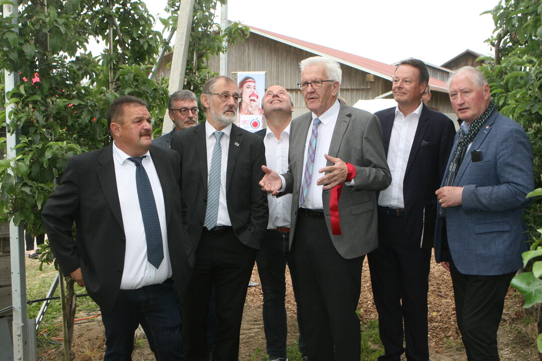 B�rokratische Hemmnisse bei der Installation von Agri-PV-Anlagen kamen beim Gang durch die Obstanlage zur Sprache.