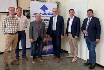 Freuen sich �ber den Zusammenschluss: (v.l.n.r.) : Christian Schmoll (Gesch�ftsf�hrer HSZV), Robert Langas (Gesch�ftsf�hrer), Torsten Roder (Vorsitzender HSZV), Hans-Benno Wichert (Pr�sident SZV), Dr. Raffael Wesoly (Gesch�ftsf�hrer SZV/GG), Albrecht Weber (Zuchtleiter SZV/GG)