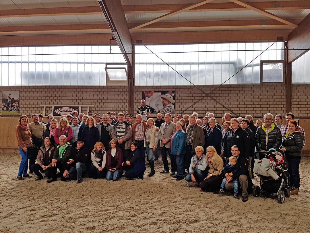 Die Teilnehmer des Pferdepraxistages mit Olympiasieger Michael Jung.