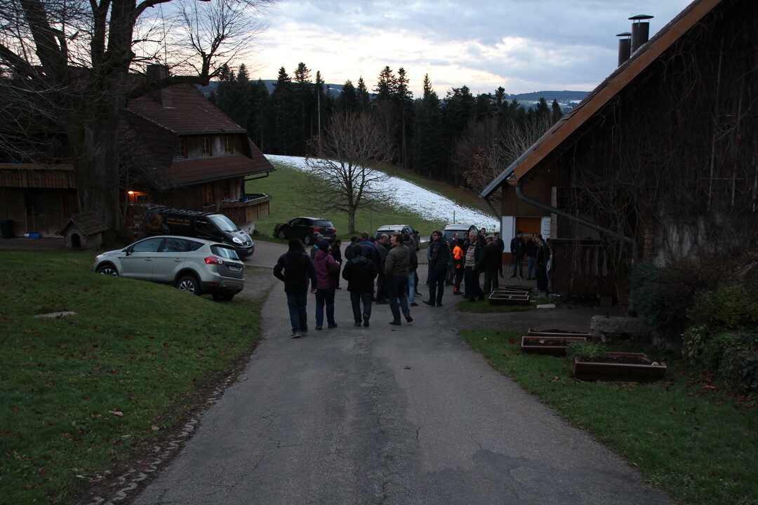 Die Tagungsteilnehmer auf dem Hof im Schwarzwald.