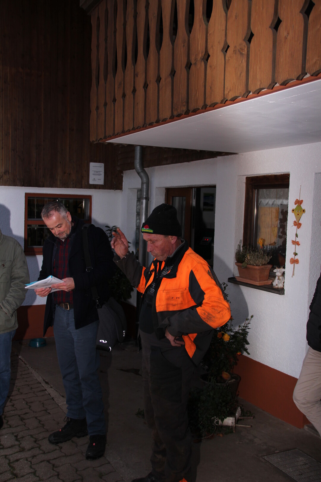 Betriebsleiter Herrmann erklärt sein Stallkonzept.