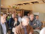 Interessierte Zuhörer im Hofladen Kästel.