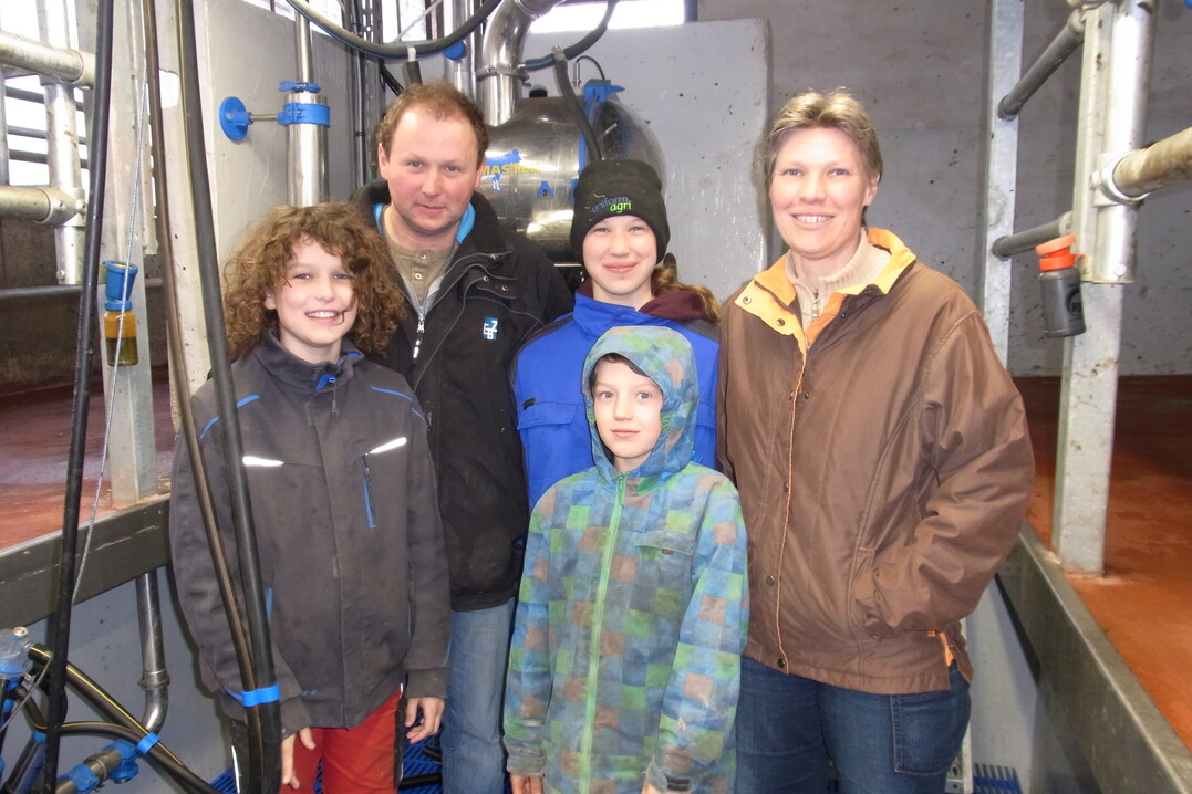 Michael und Kerstin Heinzler investierten auf ihrem Milchviehbetrieb in Hifringen, unweit von Bad Waldsee (Landkreis Ravensburg), in einen Swing Over-Melkstand mit 18 Melkplätzen, einer Abnahmeautomatik, Einzeltierplatzerkennung, Milchmengenmessung, Hubboden und Schnellaustrieb. Zur Absenkung der Energiekosten wurde zusätzlich eine frequenzgesteuerte Vakuumpumpe eingebaut. In dem Gruppenmelkstand des Herstellers Dairymaster kann eine Person allein melken.