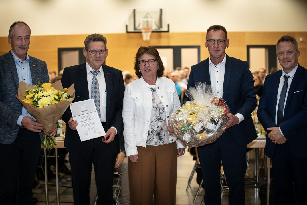 v.L. Gerhard Bullinger, Vorsitzender des Aufsichtsrates, der geehrte Gesch�ftsf�hrer Josef V�gele mit Ehefrau Irmina V�gele, der Vorsitzende des Vorstands, Gerd Moser und Patrick Schm�lzle, Pr�fer beim Baden-W�rttembergischen Genossenschaftsverband.&nbsp; <br>