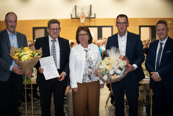 v.L. Gerhard Bullinger, Vorsitzender des Aufsichtsrates, der geehrte Gesch�ftsf�hrer Josef V�gele mit Ehefrau Irmina V�gele, der Vorsitzende des Vorstands, Gerd Moser und Patrick Schm�lzle, Pr�fer beim Baden-W�rttembergischen Genossenschaftsverband.&nbsp; <br>