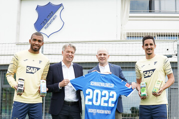 Schwarzwaldmilch sponsert, v.l.: Kevin Akpoguma, Spieler TSG Hoffenheim, Denni Strich, Gesch�ftsf�hrer TSG Hoffenheim, Moritz Collmar, Marketingleiter Schwarzwaldmilch und Benjamin H�bner, Spieler TSG Hoffenheim.