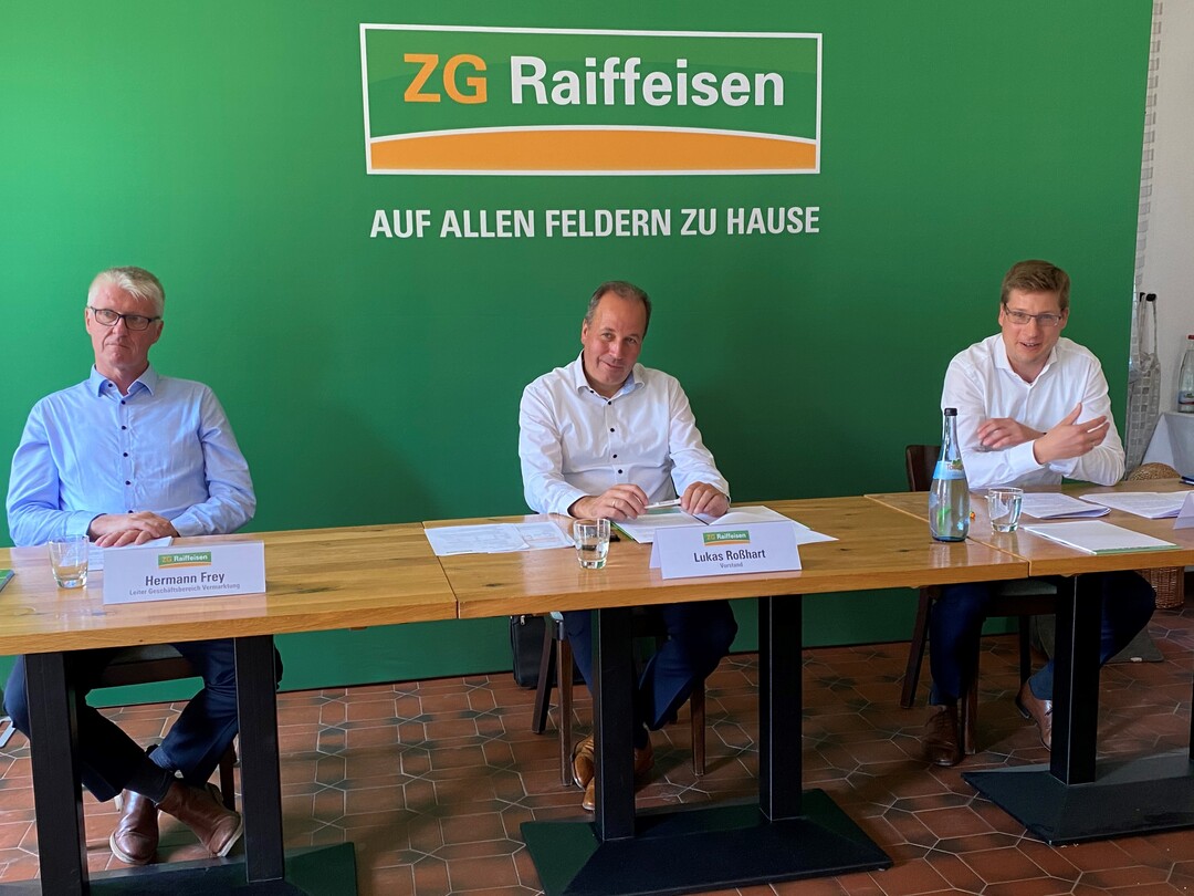 Getreideernte-Pressekonferenz bei der ZG: (v. l.) Hermann Frey, Leiter des Geschäftsbereichs Vermarktung sowie Lukas Roßhart und Dr. Holger Löbbert, Vorstände der ZG Raiffeisen.