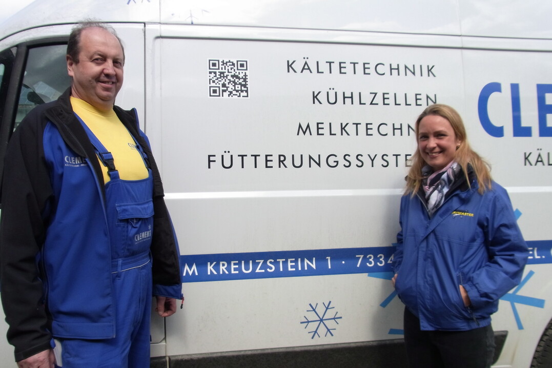 Volker Clement, Geschäftsführer der Melktechnik Süd GmbH in Amstetten (Alb-Donau-Kreis) und Vertriebspartner der Melktechnikhersteller Dairy Master und Boumatic, sowie Desiree Koldehoff, Marketing Development-Managerin bei dem irischen Melktechnikhersteller Dairymaster und zuständig für den Vertrieb in Deutschland, haben Michael und Kerstin Heinzler bei der Wahl ihres neuen Gruppenmelkstandes beraten.