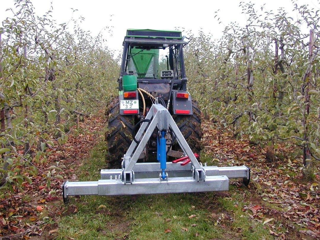 Das Agricom-Gerät beim beidseitigen Vertikalschnitt mit jeweils 50 cm langen Messern.