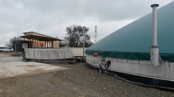 Unterirdische Behälter benötigen eine Leckagefolie bis Geländeoberkante.