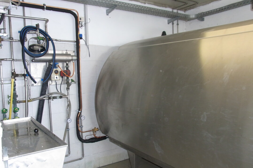 Die gemolkene Milch wird mit einem Plattenwärmetauscher gekühlt. Das hierfür erwärmte Wasser wird später für die Reinigung des Melkstandes genutzt.