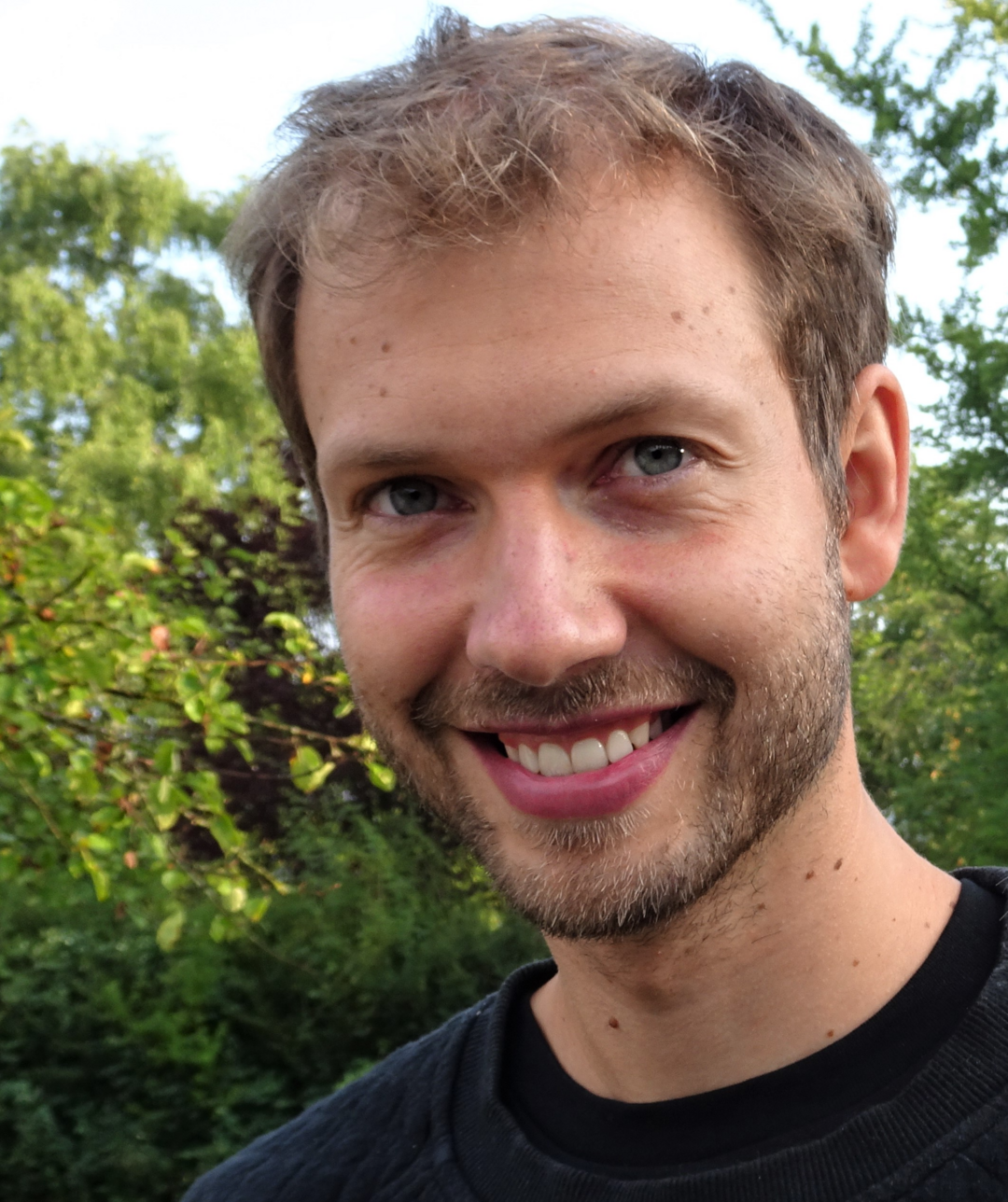 Alex Weselek ist Doktorand am Zentrum Ökologischer Landbau der Universität Hohenheim (ZÖLUH). Er begleitete den landwirtschaftlichen Versuch zur Agri-Photovoltaikanlage der Hofgemeinschaft Heggelbach.