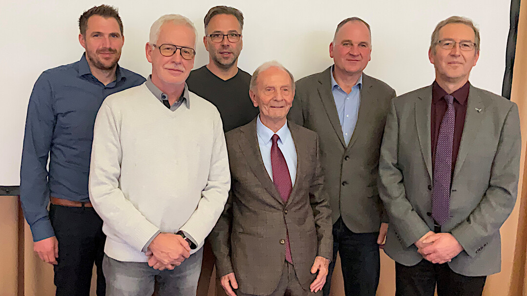 Zufrieden mit dem Ergebnis zeigten sich (v. l.) die Aufsichtsräte Jochen Maas, Dieter Meerwarth, Rudolf Schönit, Vorsitzender des Aussichtsrats, Geschäftsführer Dr. Francesco Albanese sowie Bernhard Adelmann, stellvertretender Vorsitzender des Vorstandes und Bernhard Roth, Vorsitzender. Nicht auf dem Bild sind Tobias Ballweg und Peter Hoffmann.