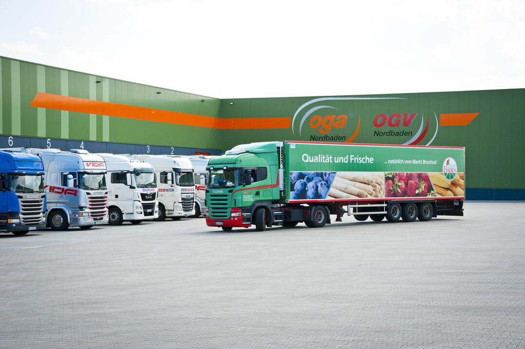 Sattelz�ge f�r Obst und Gem�se vor dem Vertriebsgeb�ude der OGA an der Industriestra�e in Bruchsal.