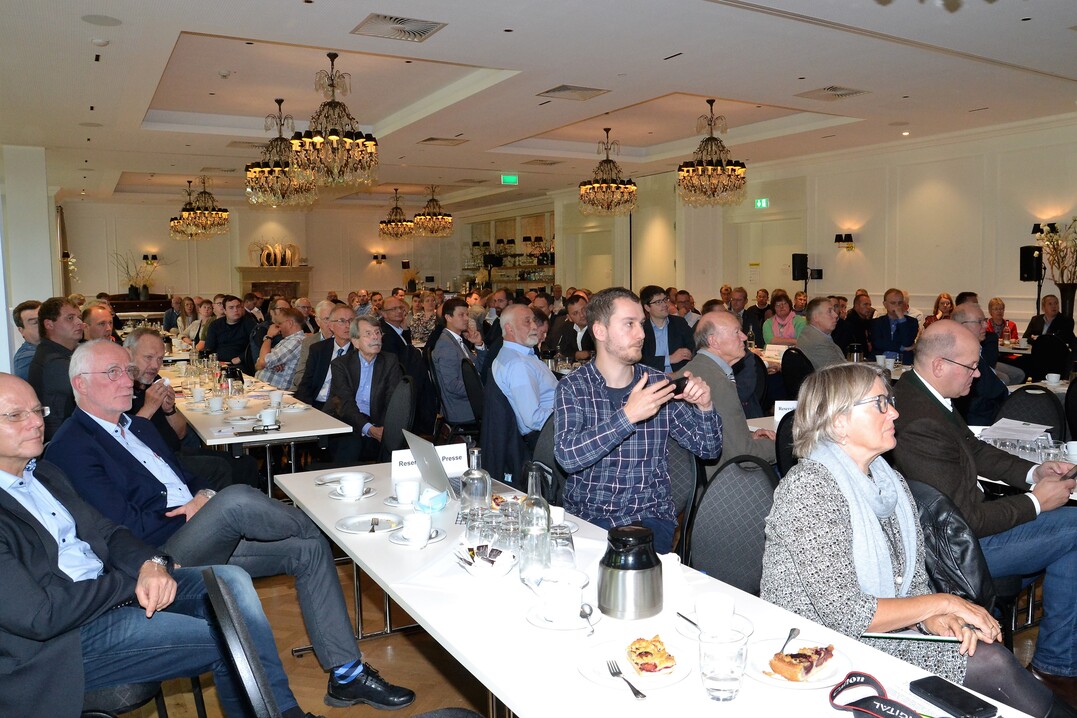 Ein Bild, das schon fast ungewohnt ist: Bei der Mitgliederversammlung im nieders�chsischen 
D�tlingen gab es wieder die M�glichkeit zum pers�nlichen Austausch.