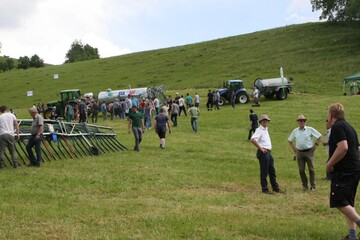 Auf dem Betrieb von Harald Reinbold wurden verschiedene G�lletechniken vorgef�hrt. 