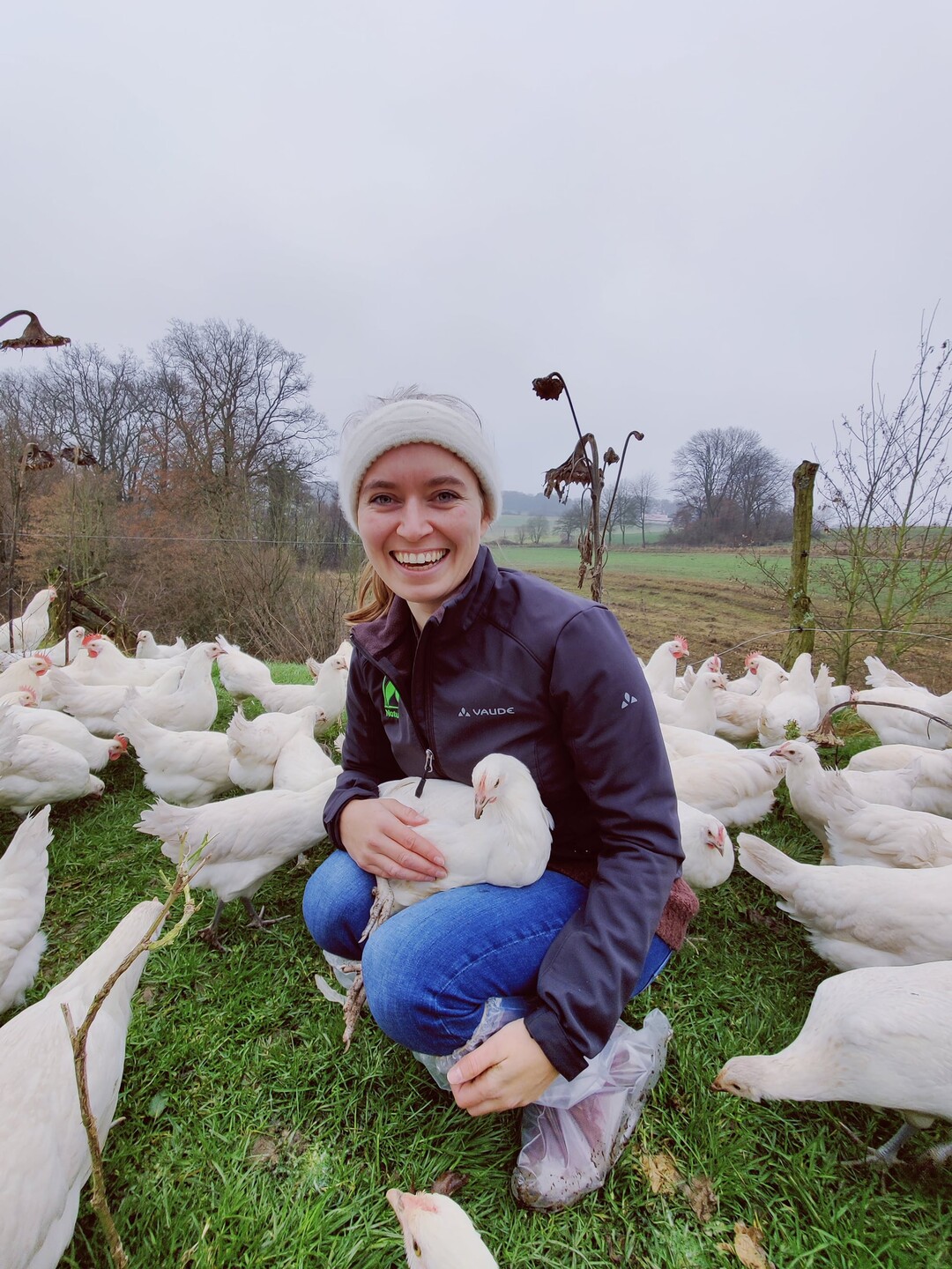   Beraterin Olivia M�sseler mit H�hnern aus dem Projekt RegioHuhn.