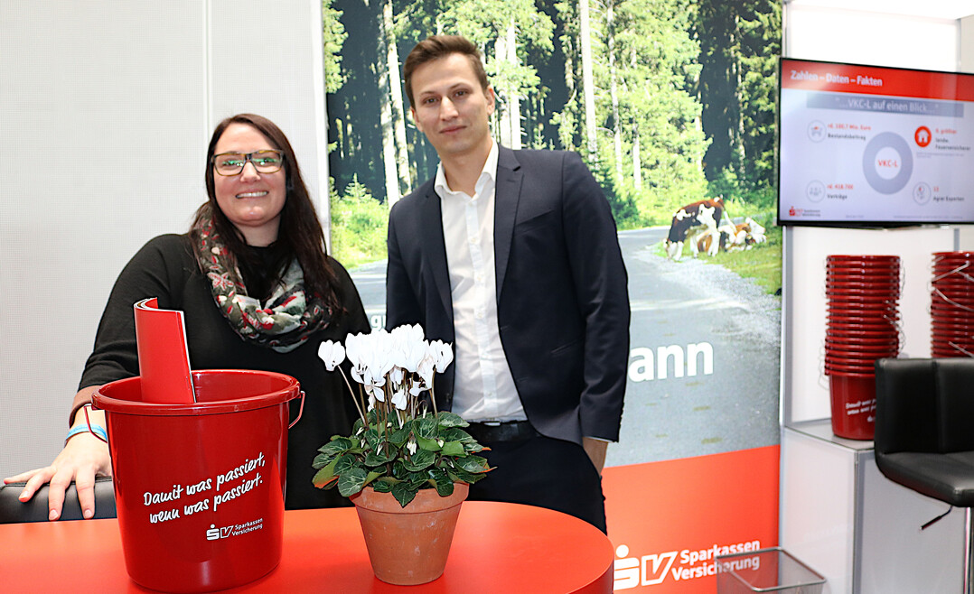 Die Sponsoren zeigen Flagge: hier am Stand der SV Sparkassen Versicherung.