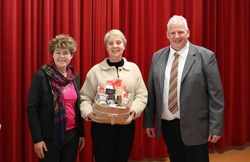 Einen Geschenkekorb f�r die Gastrednerin und DBV-Vizepr�sidentin Susanne Schulze Bockeloh (Mitte) �berreichten die KBV-Vorsitzenden Martina Magg-Riedesser und Karl Endri�.