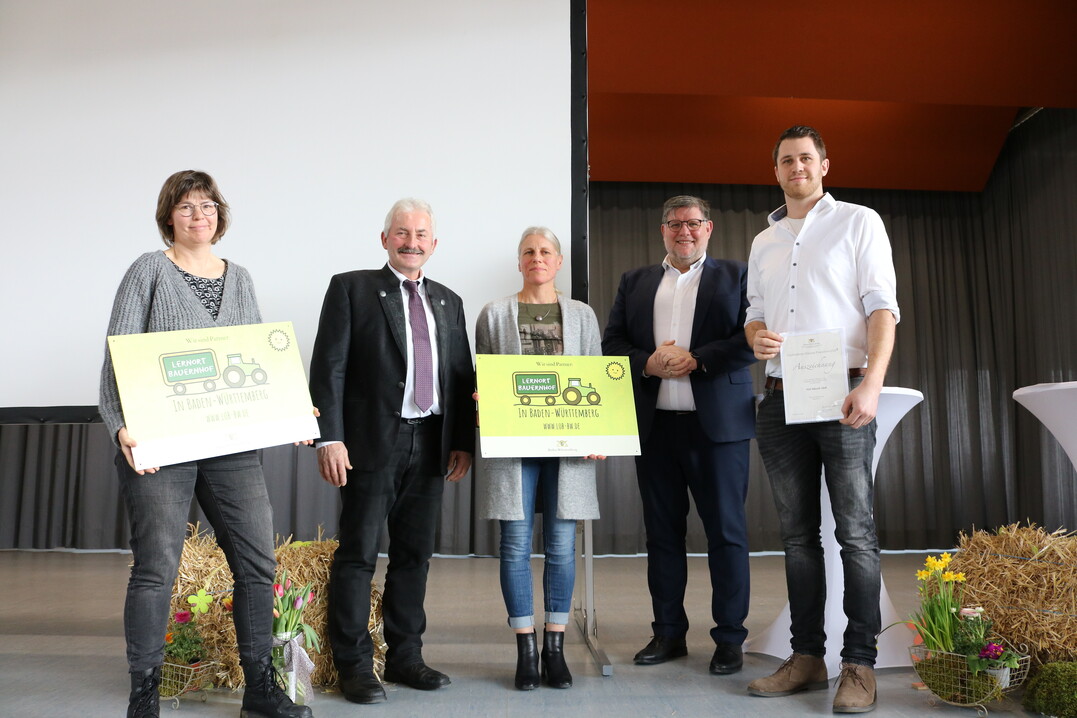 Ehrungen und Hof-Schild�bergabe: F�r die Landesaktion Gl�serne Produktion 2022 zeichnete Landrat Dr. Ulrich Fiedler drei neue Lernort-Bauernhofbetriebe aus und �berbrachte die neuen Hofschilder f�r Lukas M�nch aus Hochberg (rechts), Carmen M�ck (links) vom Albwiesenhof in  Sonnenb�hl sowie f�r Hanna Neuscheler (Mitte) vom Sch�nbuchhof aus Walddorfh�slach. (Nicht auf dem Bild sind Daniel und Sabine Birkmayer, Achtalrind Zwiefalten-Baach)