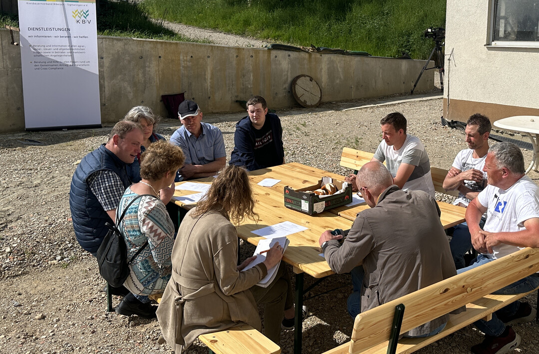 So geht Milcherzeugung heute: Die jungen Betriebsleiter Kajetan Hecht und Matthias Heckenberger (auf der Bank hinten rechts) stellen sich den Fragen der Journalisten. Unterst�tzt werden sie von Martina Magg-Riedesser und Alexander Keller (links) vom KBV-Vorstand; sowie von Alwin Lutz, erweiterter Vorstand mit Sohn und der Landfrauenvorsitzenden im Kreis, Doris H�rle.