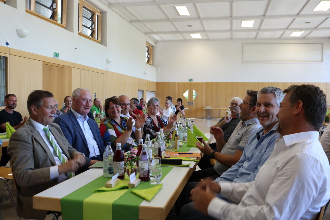 Gute Stimmung unter den geladenen G�sten. Unter den Ehreng�sten befanden sich die Abgeordneten August Schuler (MdL); Axel M�ller (MdB), Isabelle Kling, Ministerialr�tin f�r die Abteilung Markt und Ern�hrung; Iris Steger, Leiterin des Dezernates f�r Kreisentwicklung, Wirtschaft und l�ndlichen Raum im Landratsamt Ravensburg; Mirjam Albrecht, stellvertretende Amtsleiterin vom Landwirtschaftsamt im Bodenseekreis sowie der langj�hrige Obstbauberater Erwin Mozer. Im Orga-Team mit dabei waren Klaus Fissler und Brigitte Steinwender vom Nordw�rttemergischen Verband.