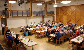 Aufmerksam verfolgten die rund 100 Teilnehmer und G�ste den Bericht des Vorsitzenden der MEG S�dwest eG, Walter Bauer, im M�glinger B�rgerhaus.