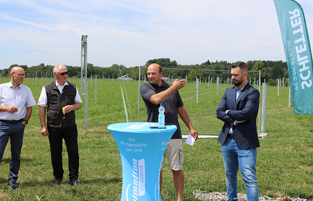 Landwirt Serverin Batzill bedankte sich beim Gemeinderat, beim Rathaus-Team und bei allen Projektpartnern für die Unterstützung, das Projekt auf den Weg zubringen. Im Anschluss erläuterte Solmotion Geschäftsführer Michael Keil (r.) die Besonderheiten dieses Agri-PV Projekts.