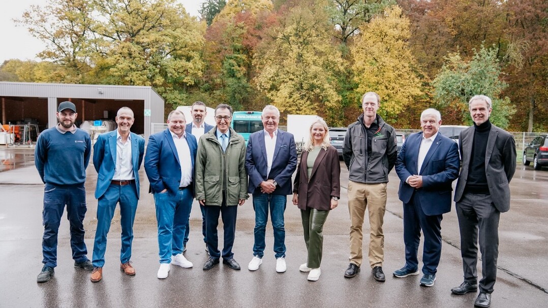 Bundeslandwirtschaftsminister Cem �zdemir zu Besuch bei Maschinenbauer Lehner in Westerstetten: (v.l.n.r) Sebastian Widmannott, Matthias Gr�nzer, Thomas Renz, Ralf H�bner, Bundesminster Cem �zdemir, Helmut Lehner, Anja Lehner, Christoph Miller, Hermann F�rber MdB und Dr. Beerbaum BMEL.&nbsp;
