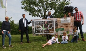Vorort-Termin auf dem Hofgut Schleinsee: Marc G�hrer (r.) beim Start der Kampagne mit seiner Familie, Ingrid Martin vom Maschinering Tettnang (v. l), Landwirtschaftsminister Peter Hauk und LBV-Vizepr�sident Gerhard Glaser.