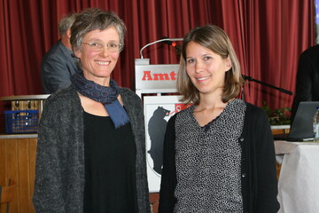 Sabine Sommer (l.) und Carolina Wackerhagen von der Bodensee-Stiftung berichteten über das Projekt AgriAdapt. Dieses soll landwirtschaftlichen Betrieben Hinweise geben, wie sie sich nachhaltig an den Klimawandel anpassen können.