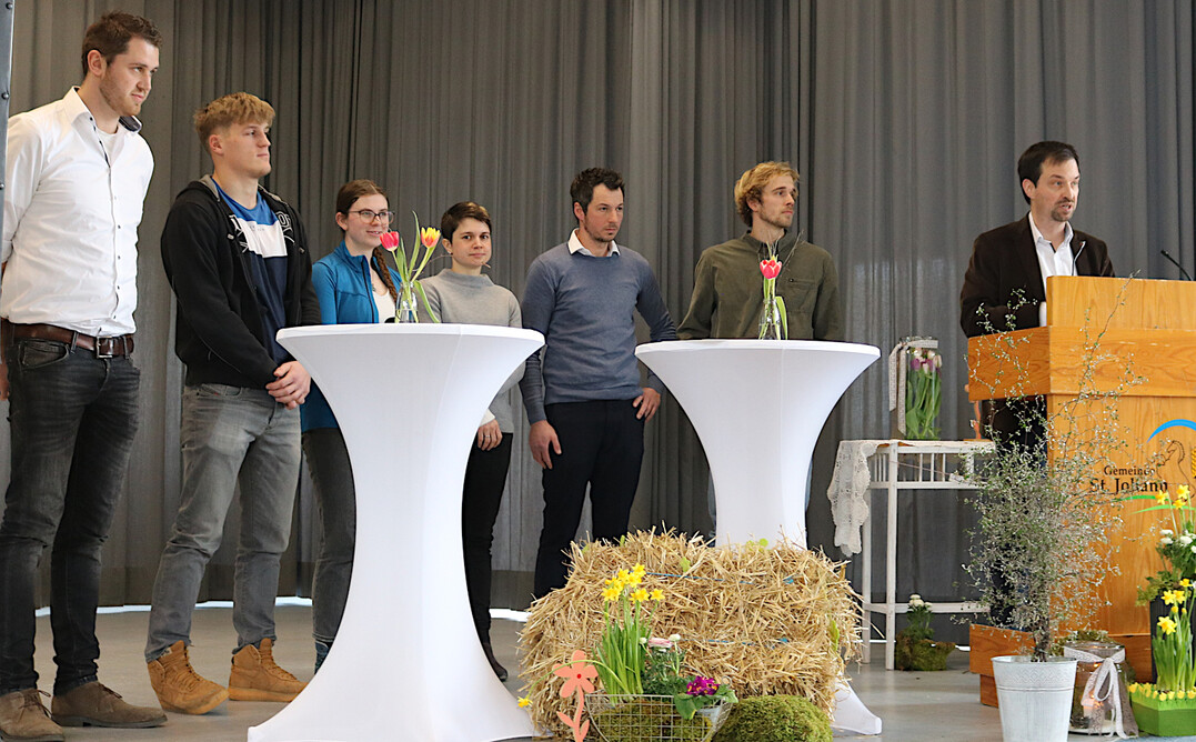 Lebhafte Diskussionsrunde mit (v.l.): Lukas M�nch, Jonas Weiss, Elisabeth K�ckert, Melanie Sautter-Bazlen, Andreas Kloker, Jakob Klein und Professor Matthias Kussin. �ber das Projekt Zukunftsbauer m�chte man die Kommunikation auf jedem einzelnen Hof anschieben bis hinein in alle Ebenen der Verbandsarbeit. Damit soll der Verj�ngungsprozess in der Branche angeschoben werden.