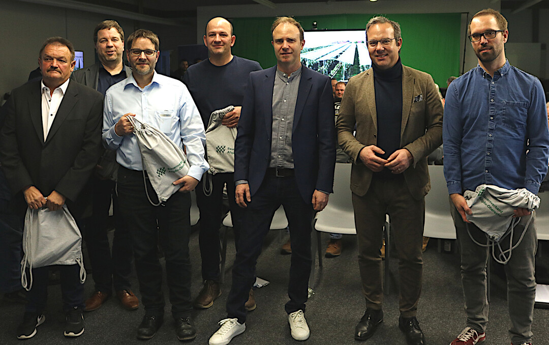 Aufbruchstimmung herrschte auf dem Fotovoltaik-Infoabend in Leutkirch: (v.l.): Hubert Bernhard, Landwirt aus Kressbronn mit einer Agri-PV-Anlage in seiner Obstanlage; Gabriel Frittrang, Manager bei der Solmotion Project GmbH aus Ravensburg; Michael Maucher von der Energieagentur Ravensburg; Severin Batzill, Milchviehhalter und künftiger Betreiber mehrerer Agri-PV-Anlagen; Franz Schönberger, Bauernverband Allgäu-Oberschwaben; Raimund Haser (MdL) und Jens Häberle, Vorstand Battr-Energy AG.