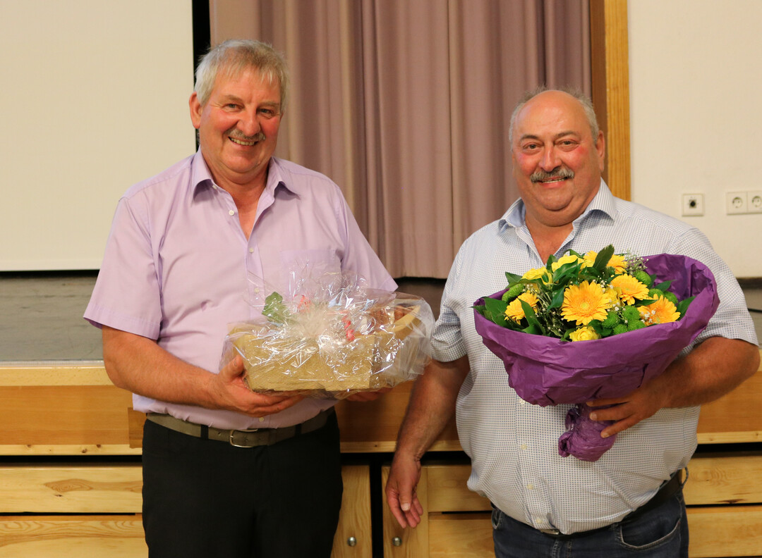 Ehrungen mit Geschenkekorb und Blumen: Der Vorsitzende Walter Bauer (links) bedankte sich im Namen aller Mitglieder bei Erwin Bässler für sein jahrzehntelanges Engagement im Aufsichtsrat.