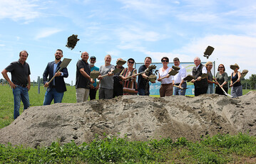 Gute Stimmung beim Spatenstich: Am 14. Juli fanden sich zahlreiche Gäste und Partner zum Beginn der Bauarbeiten der Agri-PV-Anlage in Wetzisreute in der Gemeinde Schlier im Landkreis Ravensburg ein.