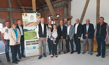 Gute Stimmung auf der Jubil�umsfeier in Untermarchtal, mit dabei waren neben den Mitgliedsbetrieben und den beiden Hauptrednern, J�rgen M�der (5. v. l. ) und Dr. Elke Deininger (2.v. l.), die Vertreter von Edeka S�dwest, Vorsitzende und Gesch�ftsf�hrer der Erzeugergemeinschaften sowie Inhaber und Gesch�ftsf�hrer von Ulmer Fleisch.&nbsp;