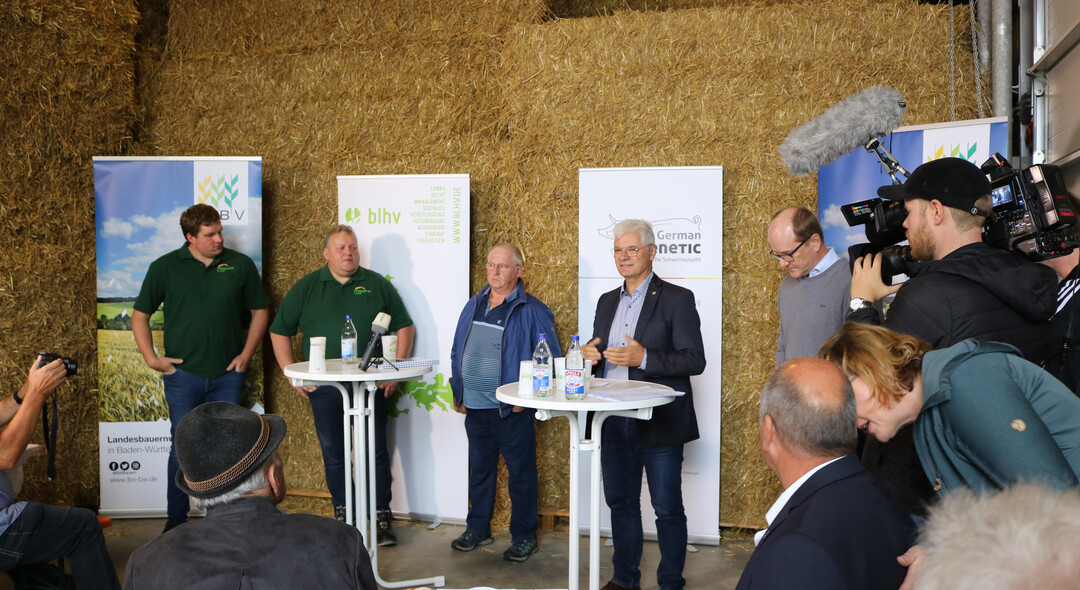 Großes Medieninteresse zur Schweinehaltung auf dem Betrieb Käppeler im Landkreis Sigmaringen.