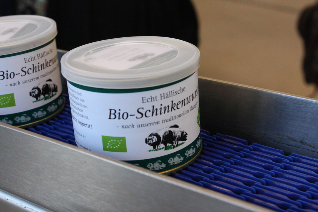 Bis zu 50.000 Dosen mit jeweils 200 Gramm k�nnen t�glich vom Band der neuen Wurstmanufaktur laufen.