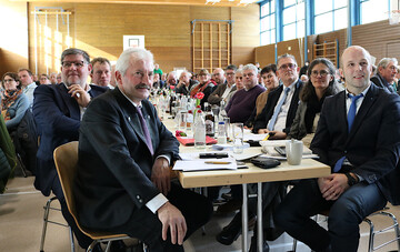 Volle Halle bei der Lichtmesstagung vom KBV Reutlingen am 1. Februar in W�rtingen. Das Bild zeigt vorne den Vorsitzenden Gebhard Aierstock (2.v.l) und Gesch�ftsf�hrer Thomas Pfeifle (rechts), dahinter Landrat Dr. Ulrich Fiedler (links), Michael Donth MdB CDU (3.v.r.) sowie Elke Weidinger (2.v.r.), Leiterin des Landwirtschaftsamts M�nsingen.