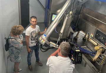 Beim Rundgang stellt Betriebsleiter Matthias Heckenberger die moderne Melktechnik vor.