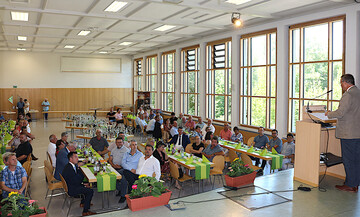 "Im Land werden ganz besondere Obstbr�nde und Destillate erzeugt. Die Qualit�t und die Vielfalt der Produkte sind beeindruckend. Gl�ckwunsch und Respekt f�r diese Leistung", meinte Agrarminister Peter Hauk bei seiner Festrede in Bodnegg.