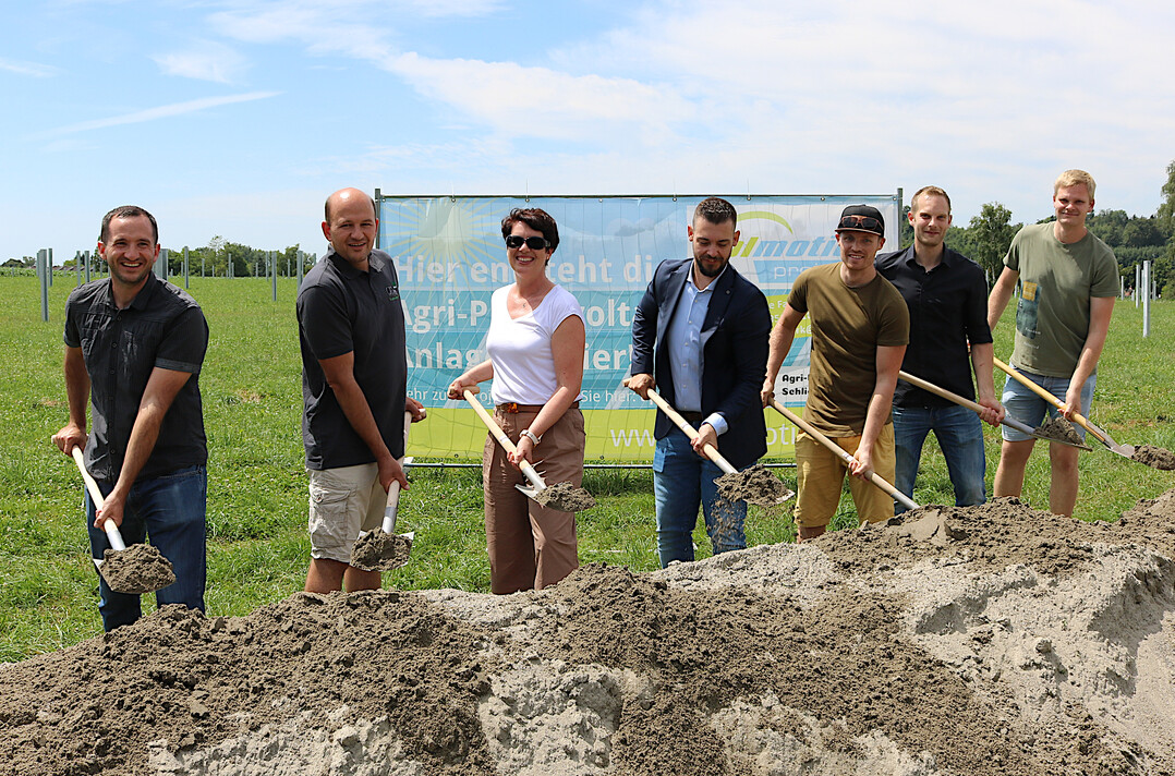 Spatenstich mit der Bürgermeisterin von Schlier, Katja Liebmann, und den Initiatoren des Projekts „APV Schlier“.