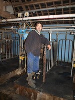 Der Bewirtschafter der Red Barn Farm zeigt uns seinen 40 Jahre alten Melkstand