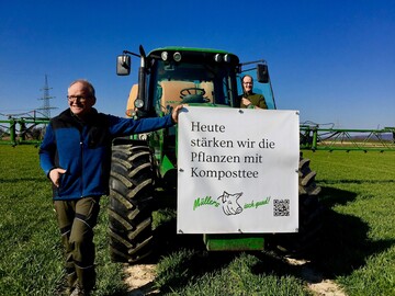 Die Landwirte Rainer und Andreas M�ller vom Stiftgrundhof bei Backnang beim D�ngen ihrer Ackerfl�chen mit Kr�utersud/Komposttee
