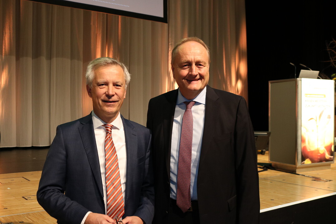 Schirmherr und Gastgeber des 7. LBV-Unternehmertags, Bauernpr�sident Joachim Rukwied, mit Dr. Moritz Kraemer (li.) von der Landesbank Baden-W�rttemberg (LBBW). "Die Unternehmerschaft schaut derzeit nicht so positiv in die Zukunft", erl�uterte der Chefvolkswirt im Er�ffnungsvortrag die allgemeine Lage in der Wirtschaft. Im verarbeitendem Gewerbe seien die Auftragseing�nge schwach, der Baubereich sei schwer getroffen und vor allem die energieintensiven Firmen st�nden unter Druck.