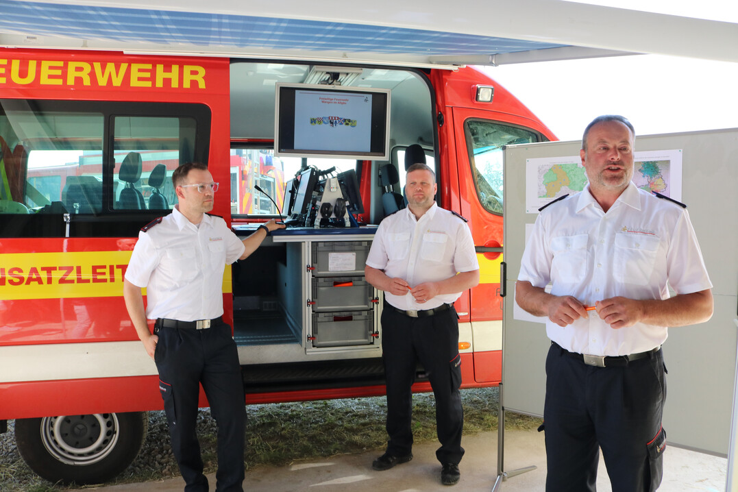 Die Wasserversorgung auf dem Hof, um einen Brand zu löschen, Brandursachen und vieles mehr stellten Christoph Bock (rechts), Kommandant der Feuerwehr Wangen und Thomas Fischer (Mitte), Abteilungskollege in Leupolz sowie Bene Locher, Mitglied im Führungsteam, vor. Das Einsatzgebiet der Feuerwehr Wangen beträgt 100 Quadratkilometer, es ist verteilt auf sieben Abteilungen in der Fläche, mit insgesamt 300 Einsatzkräften. Pro Jahr gibt es 300 bis 350 Einsätze. Nach Eingang eines Notrufs muss das erste Löschfahrzeug in spätestens 10 Minuten am Einsatzort sein, erläuterte Bock die gesetzlichen Vorgaben. Landwirtschaftliche Betriebe, oft abgelegene Eindachhöfe, manchmal auch schwer zugänglich und die über die Jahre immer mehr erweitert wurden, seien eine besondere Herausforderung für die Feuerwehr.
Bock freute sich, dass viele Landwirte in der Feuerwehr sind, wie auch Betriebsleiter Jakob Sigg. Er findet es gut, wenn sich Betriebe für Übungen bereithalten.