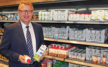 Martin Boschet, gesch�ftsf�hrender Vorstand der Hohenloher Molkerei, erkl�rt das Sortiment im Molkerei eigenen Laden, dem Hofgut-Markt. 