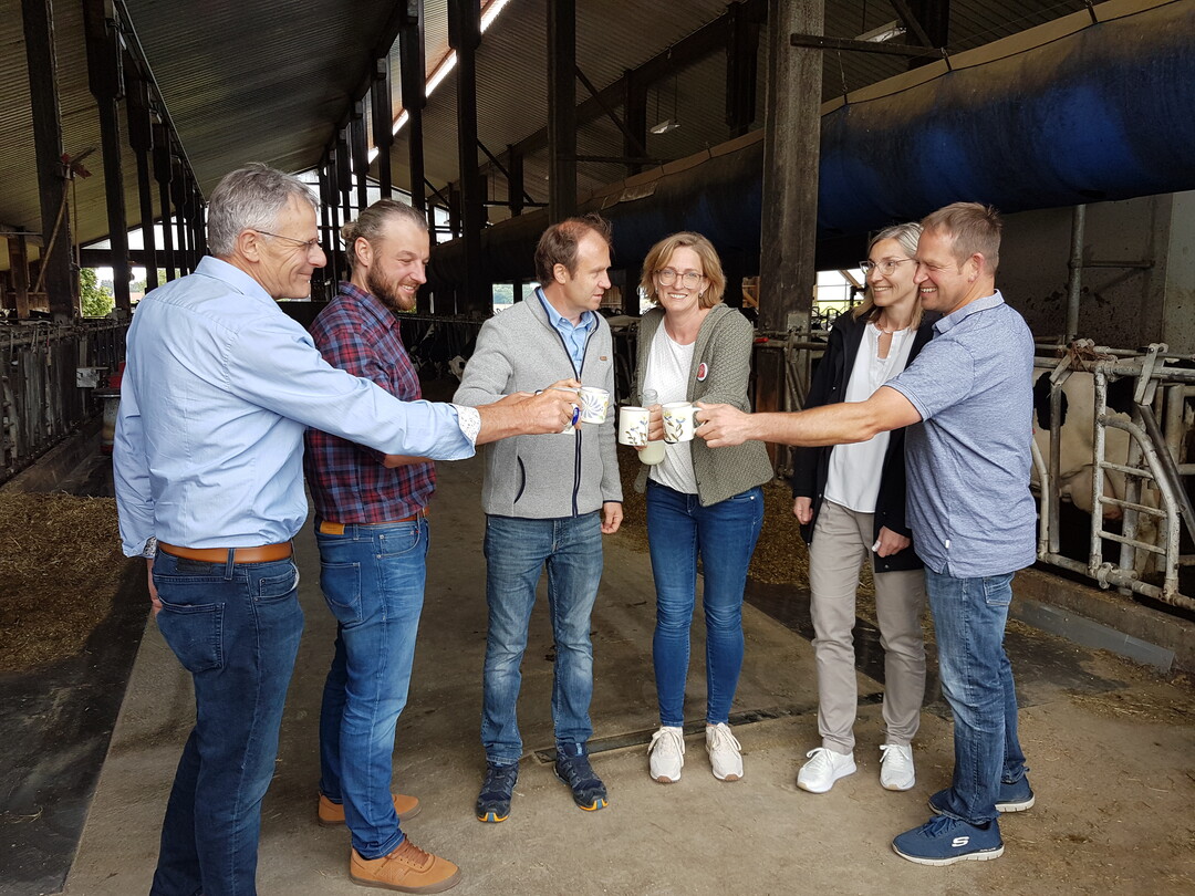Ein Hoch auf die Milch: (v.l.) LBV-Vizepr�sident Gerhard Glaser, Christoph Stauber, Franz Sch�nberger und Roswitha Geyer-F��ler vom Bauernverband Allg�u-Oberschwaben sowie die Gastfamilie Karin und Edgar M�ller aus Waldburg-Edensbach.
