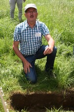 LAZBW-Mitarbeiter Wilhelm Wurth machte auf die Folgen des zunehmenden Bodendrucks im Grünland aufmerksam.
