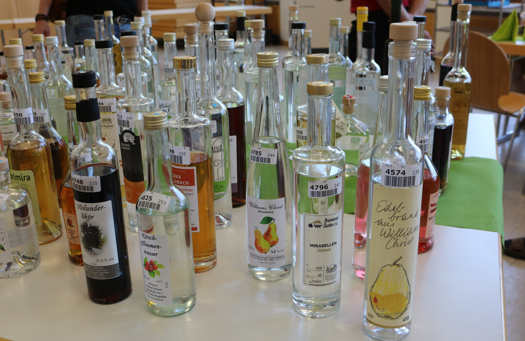Best Spirits: Jede Menge fruchtige Aromen sind in den verschiedenen Obstbr�nden versteckt und warten darauf, entdeckt zu werden. Zur Pr�mierung eingereicht wurden dieses Jahr 1365 Proben, 324 davon aus S�d-W�rttemberg Hohenzollern von 56 Teilnehmern. Es gab 60 Gold-, 158 Silber- und 62 Bronzemedaillen.